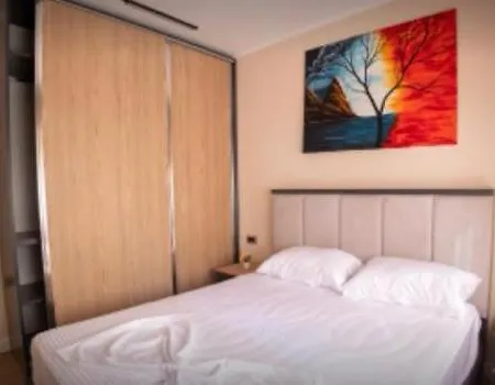 Erlis Comfy Cozy 1 Komuna Parisit Apartment *
